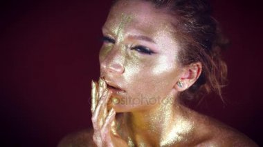 4 k Studio bir altın Glittery kadeh kadın vücut