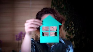 4 k kadın Holding eller kağıt evde