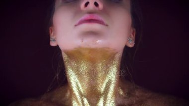 4k Studio atış bir altın Glittery vücut kadın, vınlamak dışarı