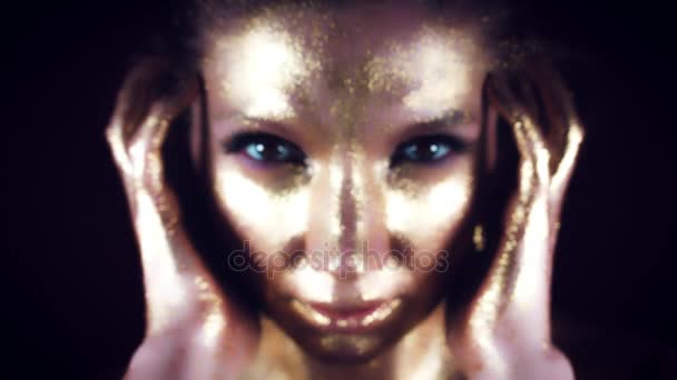 4k Studio πλάνο του μια χρυσή γυναίκα πρόσωπο Glittery, γκρο πλαν ζουμ σε — Αρχείο Βίντεο