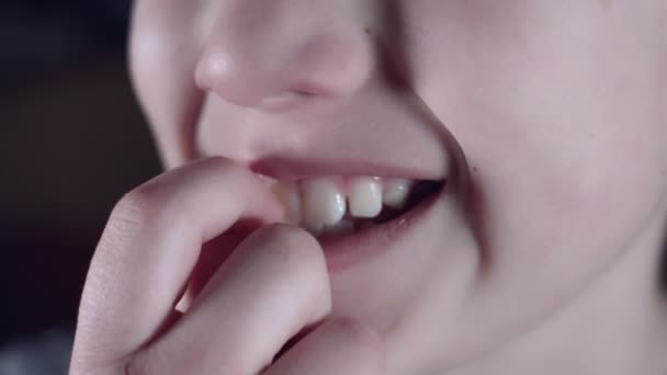 4k Close Up dítě čištění nečistot ze zubů