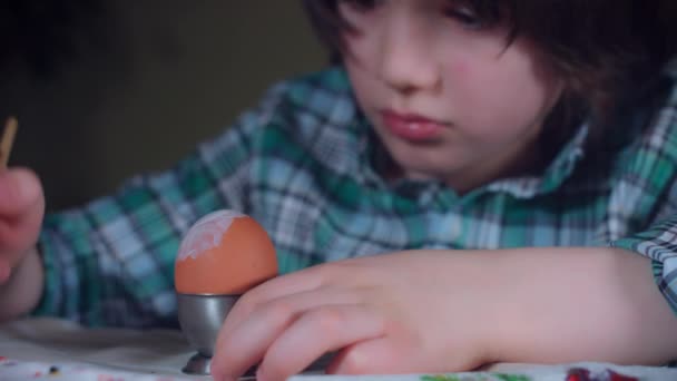 4 k Home schot van kind schilderij paaseieren — Stockvideo