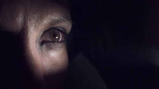 4 k Thriller, Horror przestraszony oko w dym — Wideo stockowe