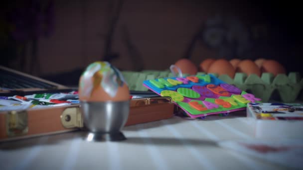4K casa tiro de niño pintura huevos de Pascua — Vídeo de stock