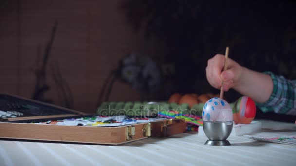 Çocuk boyama Paskalya yumurta 4 k ev çekim — Stok video