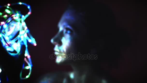 4k-Studioaufnahme einer goldenen, glitzernden Frau, die mit Lichtern posiert — Stockvideo