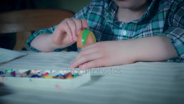 4 k strzał domu dziecka malowania pisanek — Wideo stockowe