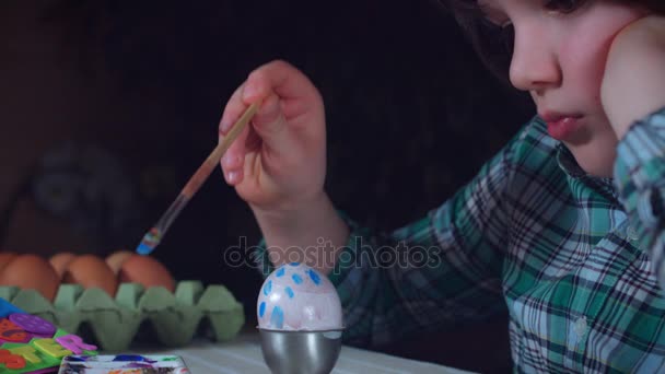 4k Home Shot von Kind beim Bemalen von Ostereiern — Stockvideo
