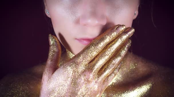 4k Studio Shot of a Golden Glittery Body Woman Wiping her Lips — Stock Video