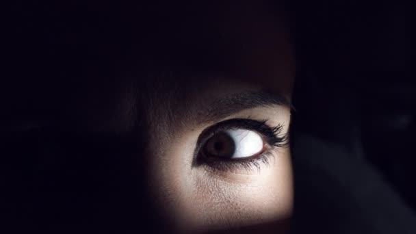 4 k θρίλερ, τρόμου μακιγιάζ ματιών γυναίκα ψάχνει να φοβάται — Αρχείο Βίντεο