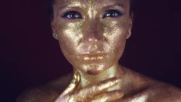 4k Studio Fotografía de una mujer dorada con cara brillante — Vídeo de stock