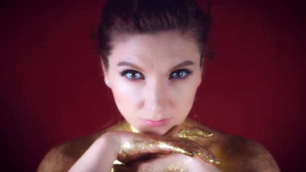 4 k Studio atış poz bir altın ışıltılı vücut kadın — Stok video