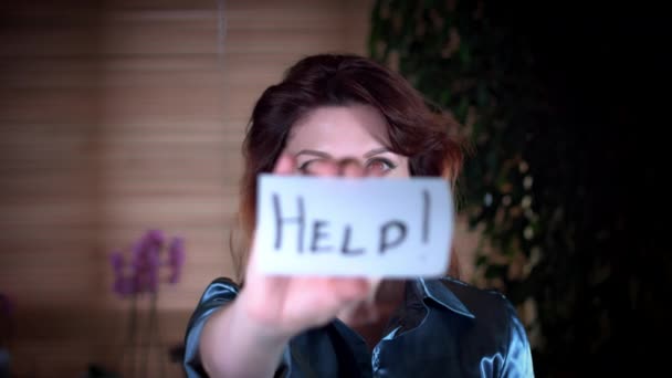 Yardım kağıt üzerinde elinde tutan 4 k kadın — Stok video