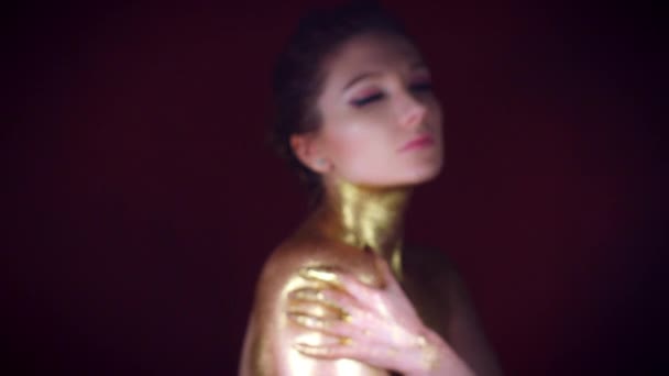 4k 工作室拍摄的金色闪光的身体女人摆姿势, 放大 — 图库视频影像