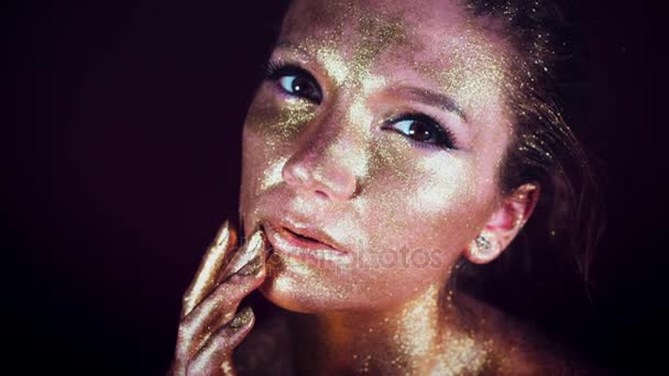 4k Studio Shot of a Golden Glittery Face Woman — Stock Video