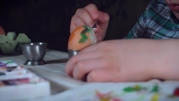4K casa tiro de niño pintura huevos de Pascua — Vídeo de stock