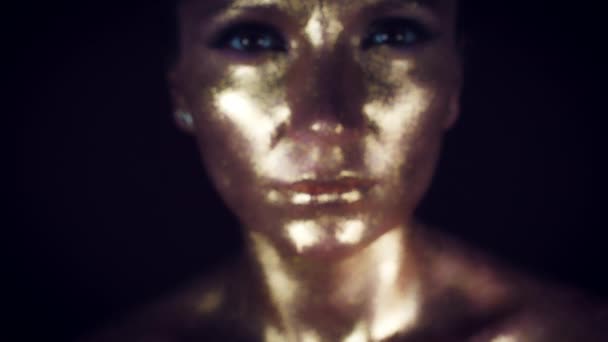 4k-Studioaufnahme einer goldenen, glitzernden Frau — Stockvideo