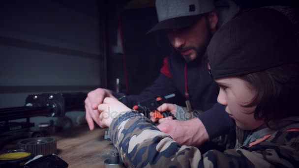 4 k tata i syn, praca z narzędziami w laboratorium — Wideo stockowe