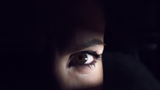 4 k Thriller kobieta płacze oczu z łza spada — Wideo stockowe