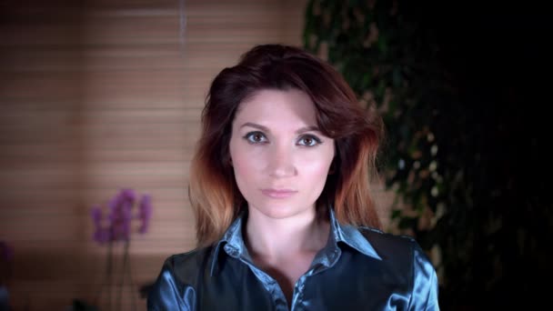 4k Frau hält in den Händen sorry auf Papier — Stockvideo
