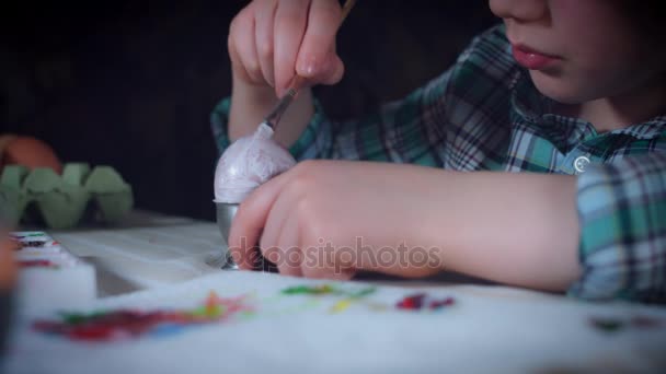 4K casa tiro de niño pintura huevos de Pascua — Vídeos de Stock
