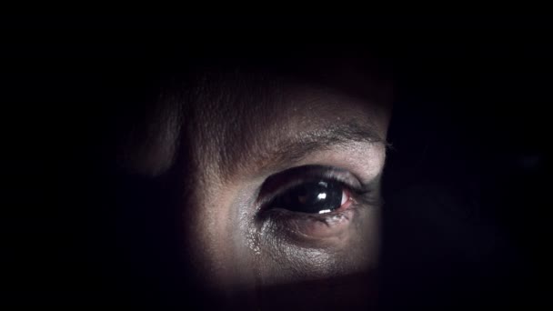 4k Thriller, Horror blaues Auge mit Tränen in den Augen — Stockvideo