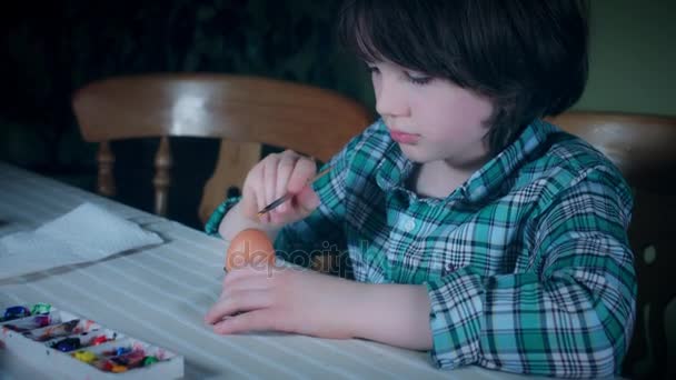 子供絵画イースターエッグの 4 k ホーム ショット — ストック動画