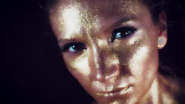 4k Studio záběr zlatý třpytivý čelí ženy — Stock video