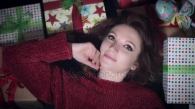 4 k partisi doğum kadın sarılmış hediye kutuları ile poz