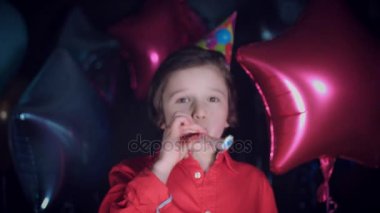 4 k partisi doğum günü çocuğu parti düdük üfleme