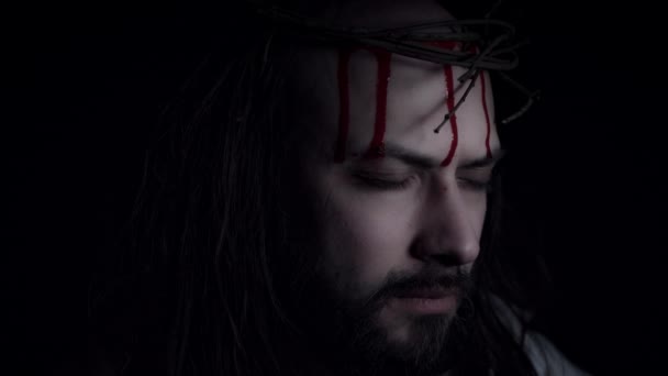 4k religiöses Porträt von Jesus, der im Schmerz pariert — Stockvideo