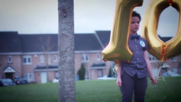 4k part 10 födelsedagsbarnet poserar utomhus med ballonger — Stockvideo