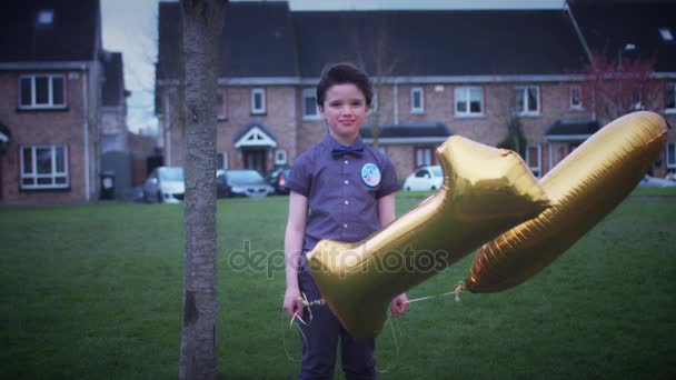 4K Parte 10 Cumpleaños Niño posando al aire libre con globos — Vídeos de Stock