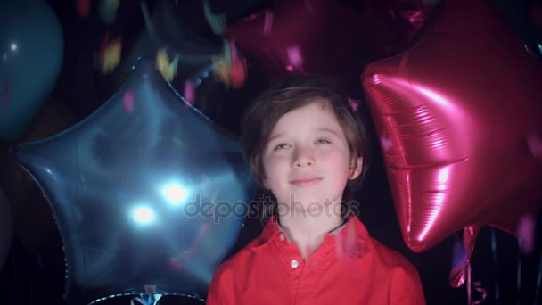 4k fiesta cumpleaños niño sonriendo y confeti cayendo — Vídeos de Stock