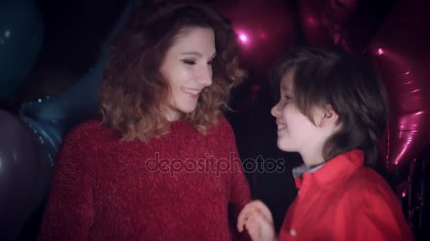 4 k πάρτι γενεθλίων παιδί με μαμά χορεύει ευτυχισμένος — Αρχείο Βίντεο