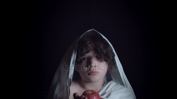 4k Религиозный портрет молодого Иисуса, держащего Apple — стоковое видео