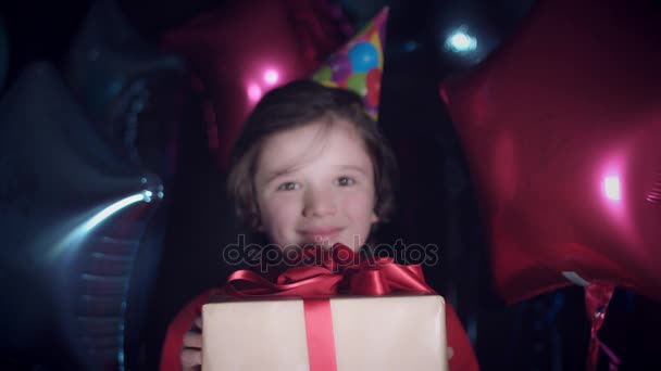 4k вечірка День народження Дитина тримає сьогодення і фокус зміни — стокове відео