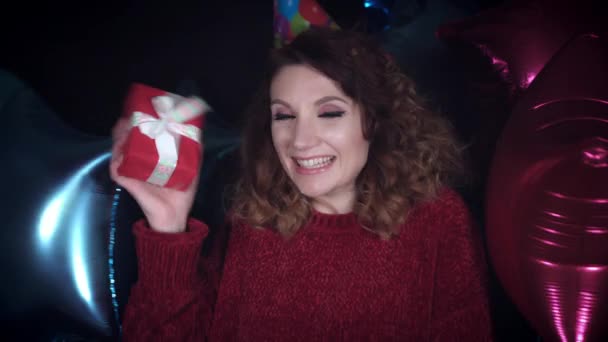 4k Party День рождения женщина показывает счастливый подарок — стоковое видео