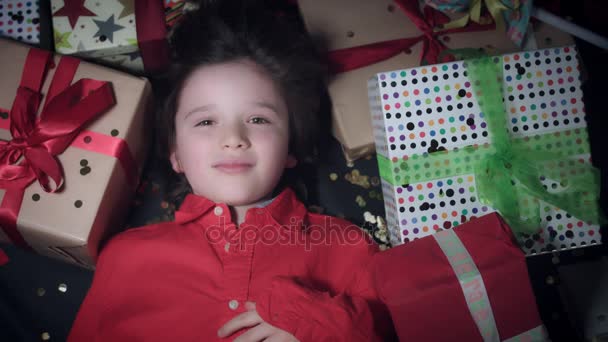 4k Fiesta de cumpleaños del niño posando con regalos, desde arriba — Vídeos de Stock