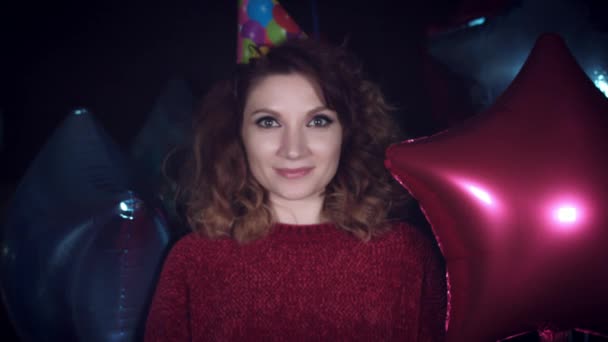 4k Party Girl urodziny wieje gwizdek — Wideo stockowe