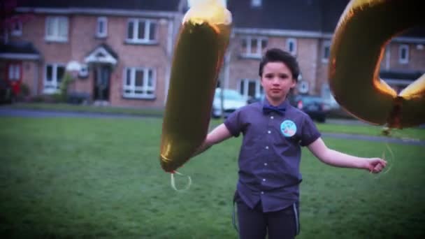 4K Parte 10 Cumpleaños Niño posando al aire libre con globos — Vídeos de Stock