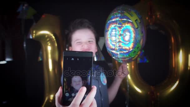 4K Party 10 День рождения мальчик делает селфи на телефон смешно — стоковое видео