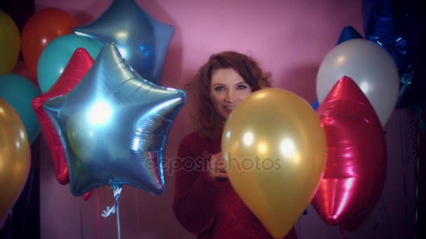 4k Party Geburtstag Frau erscheint zwischen Luftballons — Stockvideo