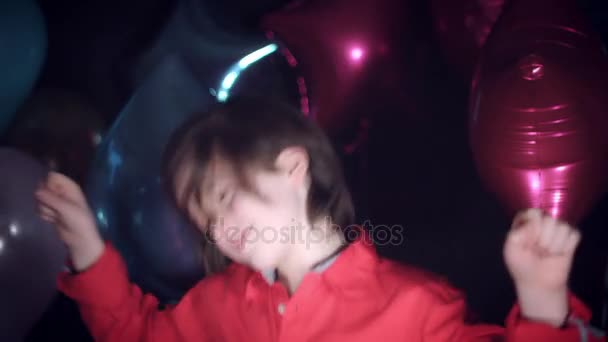 4k fiesta cumpleaños niño bailando divertido con globos — Vídeo de stock