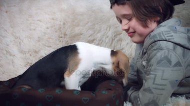 Eğlenceli olan çocuğun köpekle