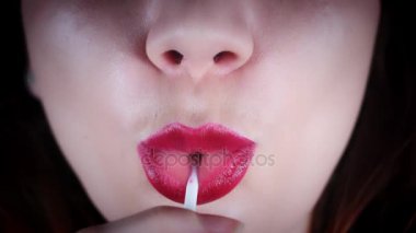 4 k yakın çekim lolipop ile seksi kırmızı dudaklar