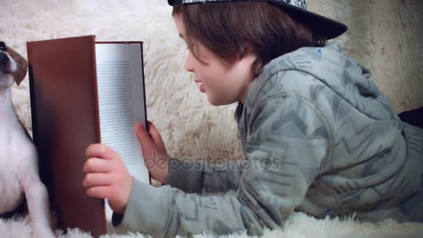 Puppy en kind lezen boek — Stockvideo