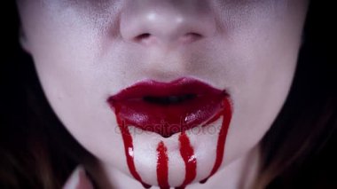 4 k korku yakın çekim kadının ağzından kan silme