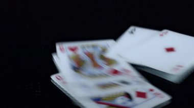 poker kartları düşüyor