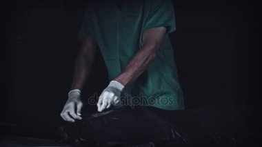 Cenaze levazımatçısı çantayı açıp 
